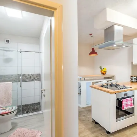Alena Luxury Apartment With Jacuzzi Split Exterior photo